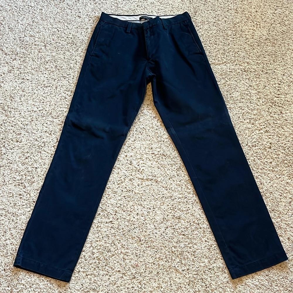 Banana republic men’s Gavin relaxed straight chino, color navy, 30x32